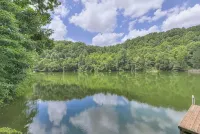 Lakeside Family Escape-Modern log home in secluded cove w/pvt. dock, Sleeps 12 - Homestays