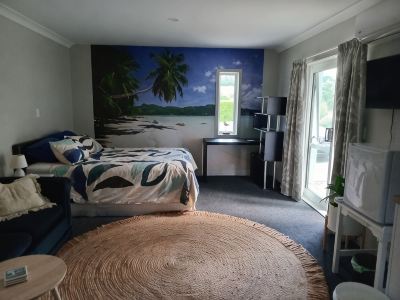 Quiet studio. Park up and walk to beach, shops, cafés & bars!