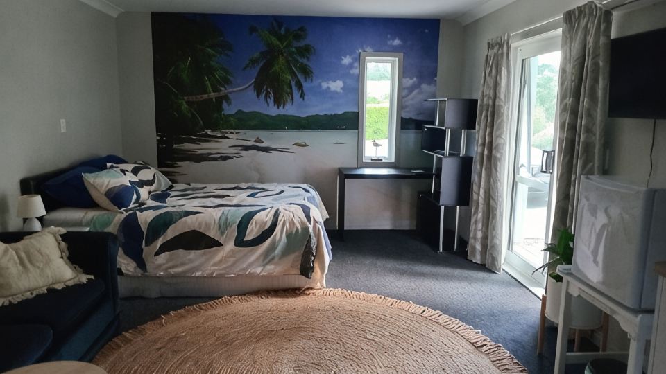 Quiet studio. Park up and walk to beach, shops, cafés & bars!