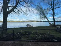 Charming 4-bedroom cottage with AC, WiFi on Little Sebago Lake waterfront - Homestays
