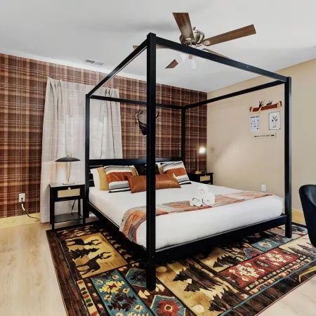 Wanderlust Villa – Spacious Mt cabin w/ Game room, Hot tub and Karaoke nights !