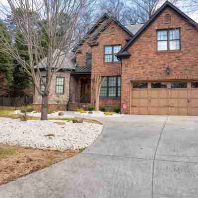 Near airport, food & shoppings. Spacious 5-bedroom house. Hotel Exterior