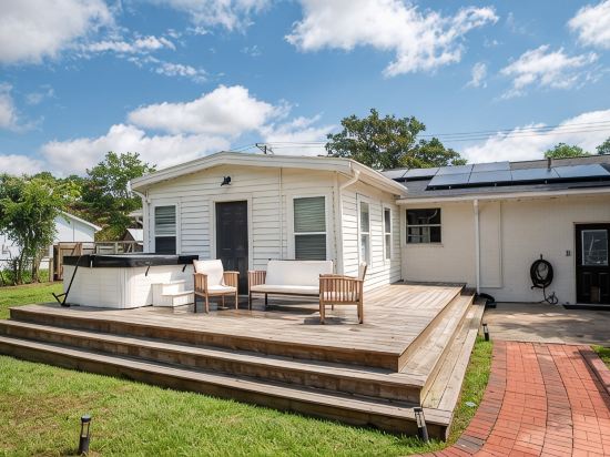 Creekside Retreat w/ Hot Tub + Game Room, 6 Minutes to Downtown, 15 to Folly!