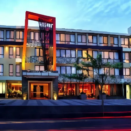 100 Sunset Kuta Hotel & Ballroom Отели рядом с достопримечательностью «Гавань Беноа»
