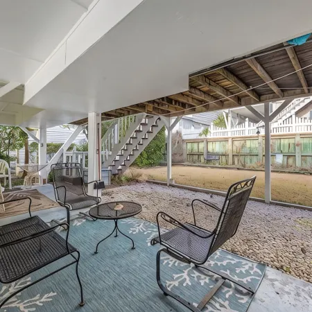 Sunset Beach 3Br Cottage with Spacious Deck & Screened Porches