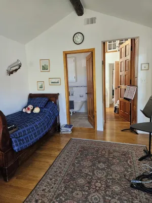 San Francisco Suburb French farmhouse - great location - 2-Star