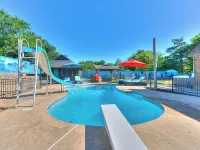 Pool, Hot Tub, Amazing Turf, Games Galore Luxury Villa in OKC - 프라이빗 풀