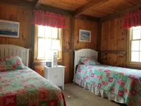 Bright, spacious, private beach home. Big backyard, firepit, deck. Family fave! - Homestays
