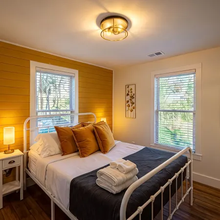 Cozy 2 Br, 2 BA Cottage in Downtown Dahlonega!