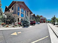 Remodeled 2 Bedroom Downtown Condo sleeps 6!