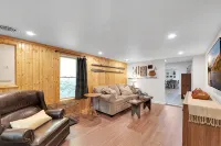 Creekfront mountain cabin on Tumbling Creek with 2 bed, 2 bath and dog friendly! - Chalets