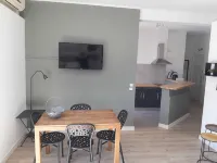 Beautiful and bright apartment with lovely view of Cassis Bay and feet in water - balcón