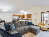 Comfort Awaits at Cozy Get Away - Dog Friendly - 3BD / 2BA + Living Spaces Hotel di Akron