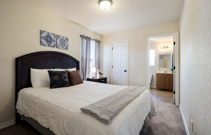 20% OFF Updated 3BR 2.5BTH Townhome - Pet-friendly - Fast WiFi-Driveaway Parking