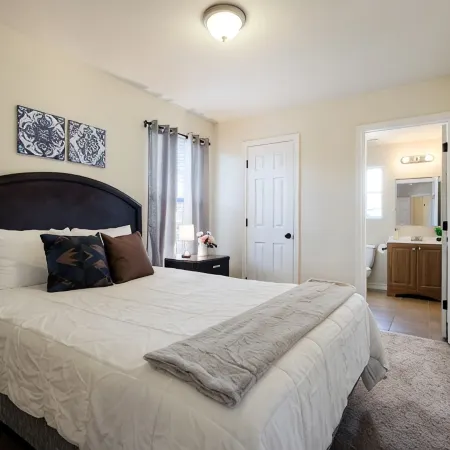 20% OFF Updated 3BR 2.5BTH Townhome - Pet-friendly - Fast WiFi-Driveaway Parking