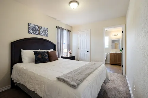 20% OFF Updated 3BR 2.5BTH Townhome - Pet-friendly - Fast WiFi-Driveaway Parking - Wifi