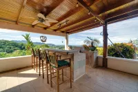 Exclusive 5 Bedroom Rainforest Retreat, Ocean/ Mountain View’s /sleeps 12