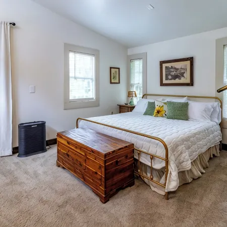 Charming 3-bedroom farmhouse private 15 minutes to downtown Chattanooga