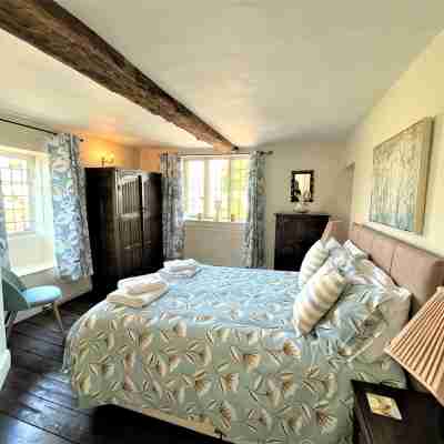 Cloisters Cottage in Bourton-on-the-water With Off Road Park For Two Cars Rooms