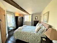 Cloisters Cottage in Bourton-on-the-water With Off Road Park For Two Cars - Homestays