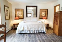 Cozy Dog Friendly House with Deck, Firepit & Fast WiFi in Heart of Bar Harbor - บังกะโล
