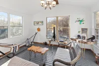 Private setting between flowing creeks, minutes from Cincinnati attractions. - WiFi