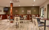 Cresta Riley's Hotel - breakfast