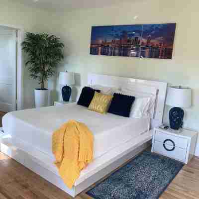 Miami Skyline Luxury Suite With Private Patio and Parking . Rooms