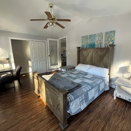 Peaceful 3-bedroom cottage on private Grass Lake.