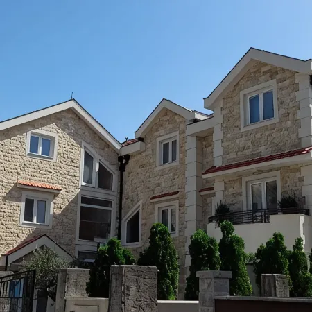 42° North Apartments