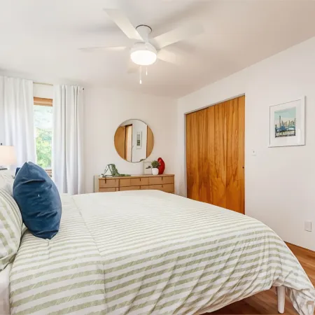 Lakefront Midcentury Cottage Hotels in Wayne County