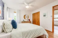 Lakefront Midcentury Cottage - 3-Star