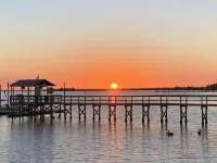 Off Duty Retreat ~ Sleeps 10,  Screen Porch, Plenty of Parking, Blackstone Grill - Homestays