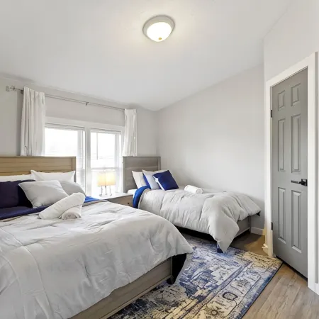 Perfect Large Group Getaway Near Grand Park, Ruoff Music Center