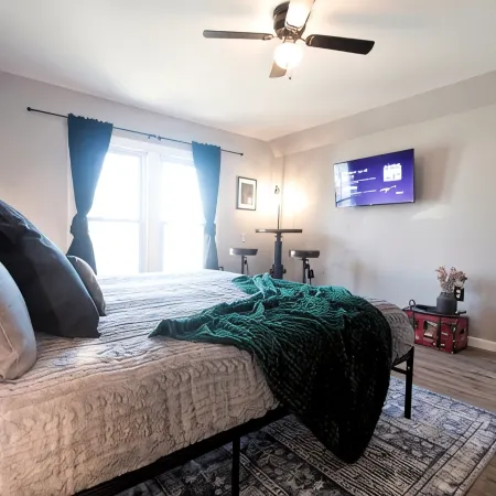 Tipp Hill Home, near local eateries and pubs, walkable, near SU and Hospitals