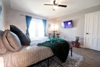 Tipp Hill Home, near local eateries and pubs, walkable, near SU and Hospitals - บังกะโล
