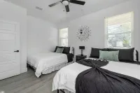 Sleeps 20 in FW Stockyards w HotTub & MiniGolf - Jacuzzi