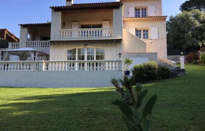 30 sq.m studio at garden level. Quiet villa in a green setting with terrace