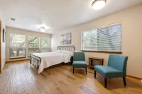 Pickleball, Heated pool, Hot tub, 2.5 Acres full of oaks - Boutique