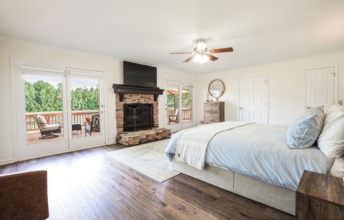 The Shepherd's Lodge at Addis Acres /4BR/3BA/ newly renovated/pond/firepit/deck