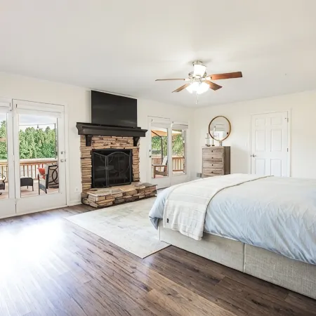 The Shepherd's Lodge at Addis Acres /4BR/3BA/ newly renovated/pond/firepit/deck