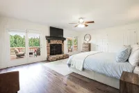 The Shepherd's Lodge at Addis Acres /4BR/3BA/ newly renovated/pond/firepit/deck