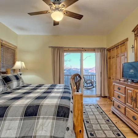 Sky's the Limit -Mountain View, Golf Course, Waterfalls, Game Room. Sleeps 14