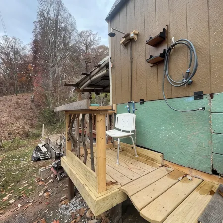Tiny home overlooking the river with SPECTACULAR VIEWS and lots of extras!