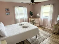 3 Bedroom Mimosa Pool Oasis, Sleeps 8, Outdoor Shower &Hot Tub.Dog & EV Friendly