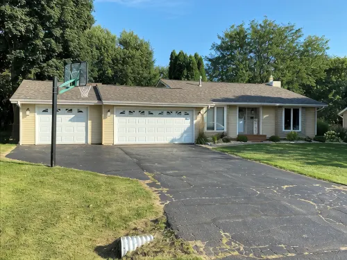 Elegant, charming, serene, & delightful home with huge fenced yard close to I90! - Wi-Fi