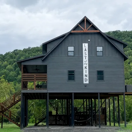 Last of My Kind—NEW modern cabin on the Caddo River and 30 min from Camp Ozark!