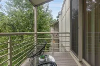 Modern Luxury Downtown Condo - 4-Star