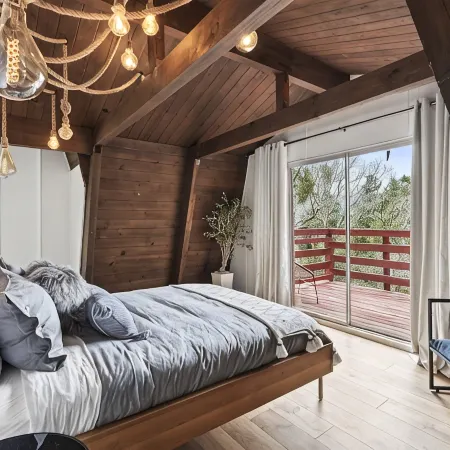 Hilltop 3-bedroom Retreat with Lake Views, AC, EV Charger at Lake Gregory