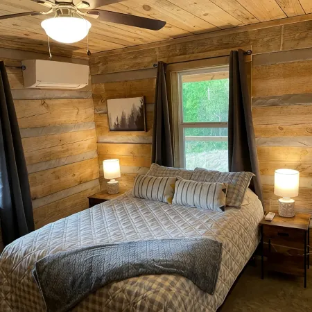 Cozy, Quiet Cabin Under the Stars - Near Desoto State Park and Downtown Mentone!